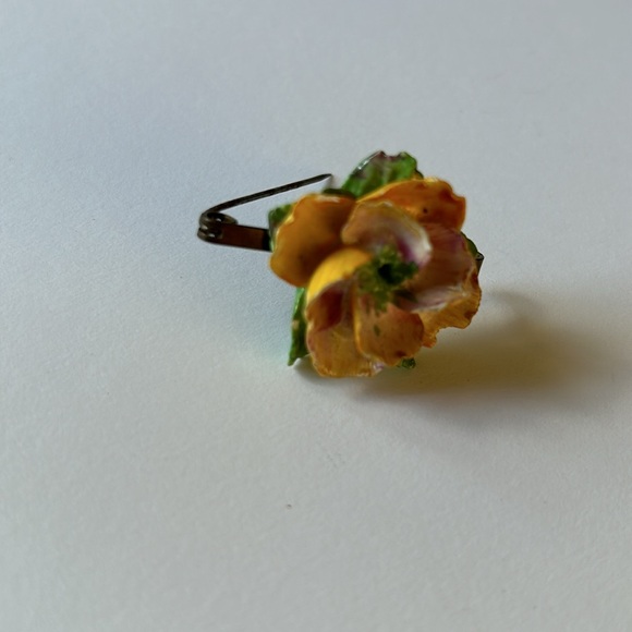 VINTAGE🗝️ Yellow Art Glass Flower with Metal Pin - Picture 6 of 6